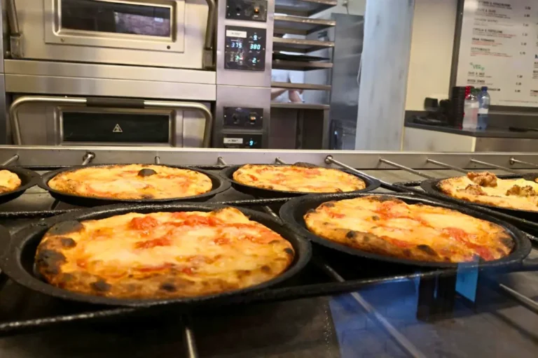 Pizza Walking Tour al tramonto a Monti, area Colosseo